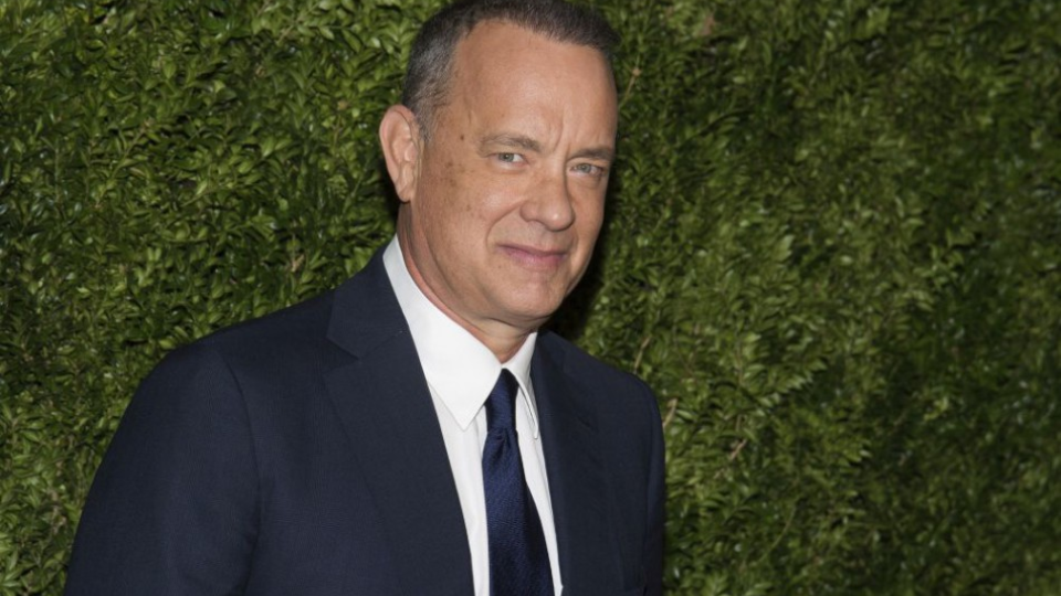 Na snímke herec, režisér a producent Tom Hanks prichádza na slávnostný večer Pocta Tomovi Hanksovi v Múzeu moderného umenia v New Yorku 15. novembra 2016.