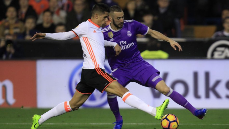 Futbalisti Realu Madrid nevyužili šancu navýšiť svoj náskok na čele tabuľky španielskej La Ligy. V stredajšej dohrávke 16. kola zaváhali na ihrisku Valencie a prehrali 1:2.
