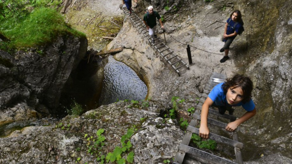 Roklina Suchá Belá je jednou z najnavštevovanejších lokalít v NP Slovenský raj. Na snímke turisti z Bratislavy v Suchej Belej za nízkeho stavu vody 3. augusta 2015. 