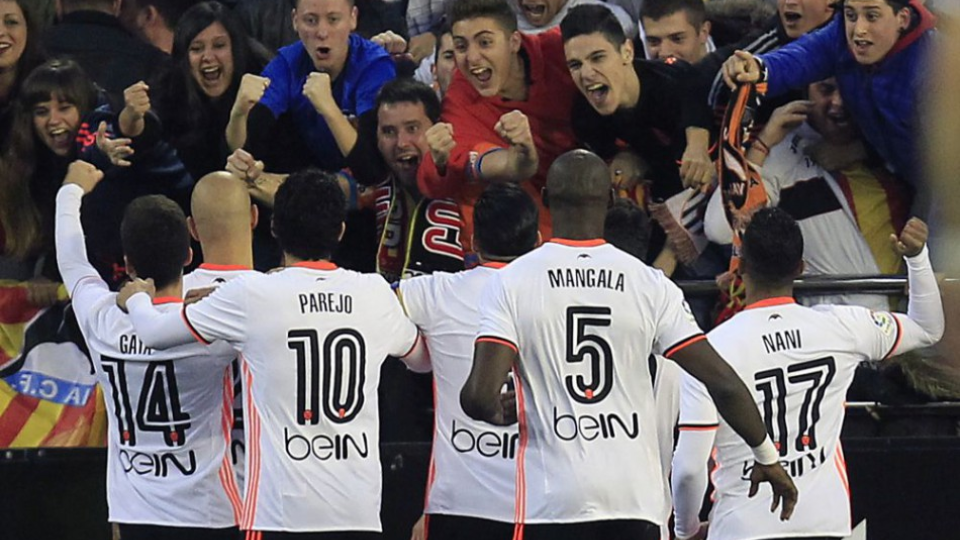 Futbalisti Valencie sa tešia po strelení gólu v zápase 16. kola španielskej La Ligy FC Valencia - Real Madrid vo Villarreale 22. februára 2017.