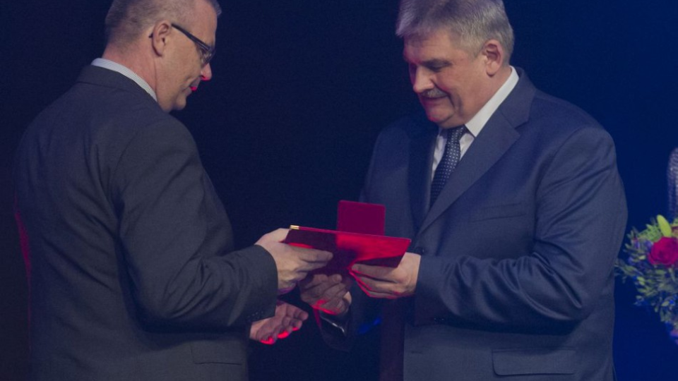  Na snímke Ján Kohút (vľavo) si preberá bronzovú medailu z rúk ministra práca Jána Richtera. 