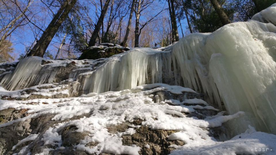 Na snímke zamrznutá voda na skalách Čertovej doliny pri sedle Zbojská nad Tisovcom v okrese Rimavská Sobota dňa 28. februára 2017.