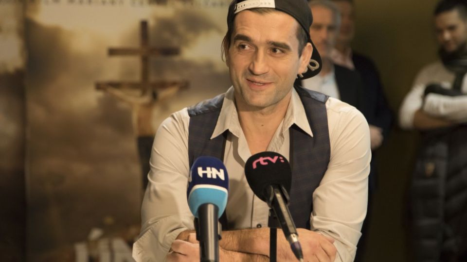 Na snímke herec Milan Ondrík (chalanisko) počas tlačovej konferencie pred premiérou filmu Únos 1. marca 2017 v Bratislave.
