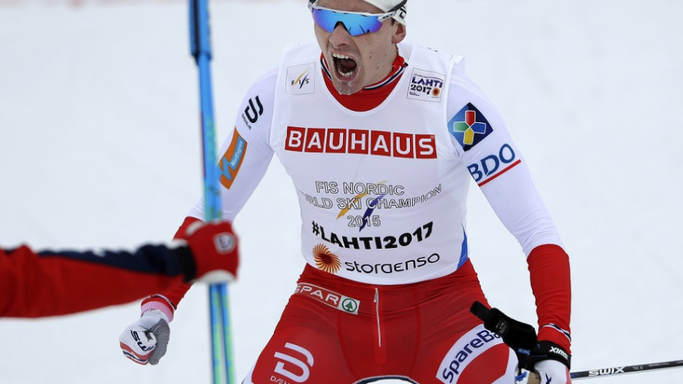 Nórsky bežec na lyžiach Finn Haagen Krogh sa raduje zo zisku zlata v štafete na 4x10 km na MS v Lahti 3. marca 2017.