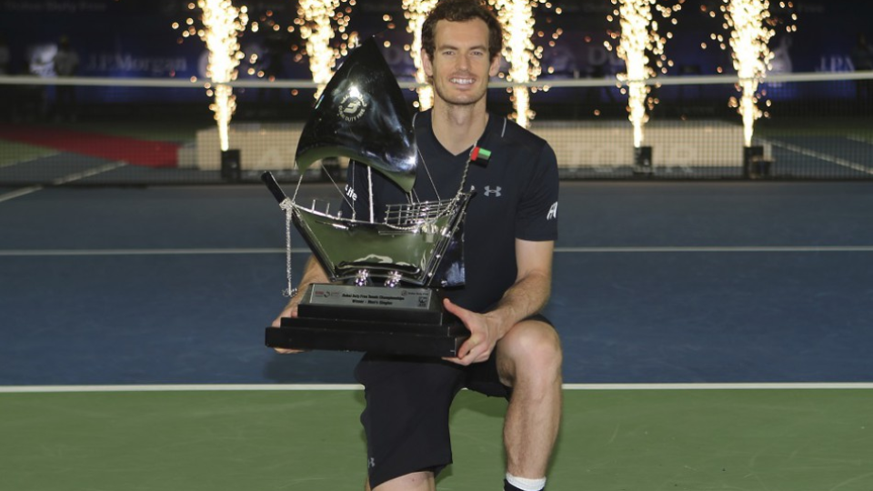 Britský tenista Andy Murray pózuje s trofejou po zisku titulu na turnaji ATP v Dubaji 4. marca 2017. 