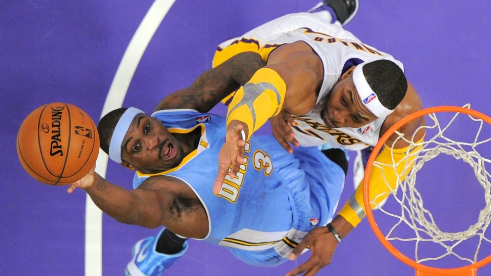 Hráč Denveru Ty Lawson (vľavo) a súper z Los Angeles Lakers Dwight Howard (vpravo)