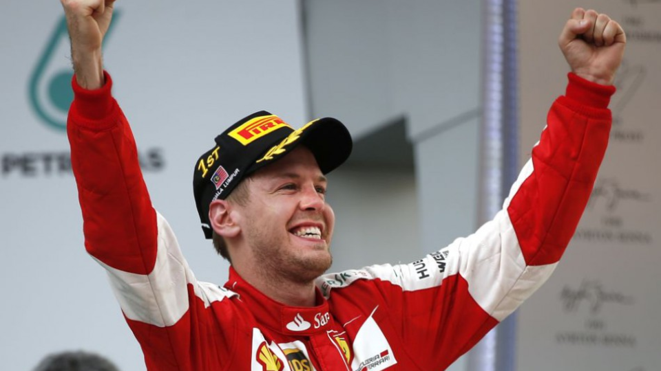 Sebastian Vettela po víťazstve na  Veľkej cene Malajzie na okruhu v Sepangu 29. marca 2015.