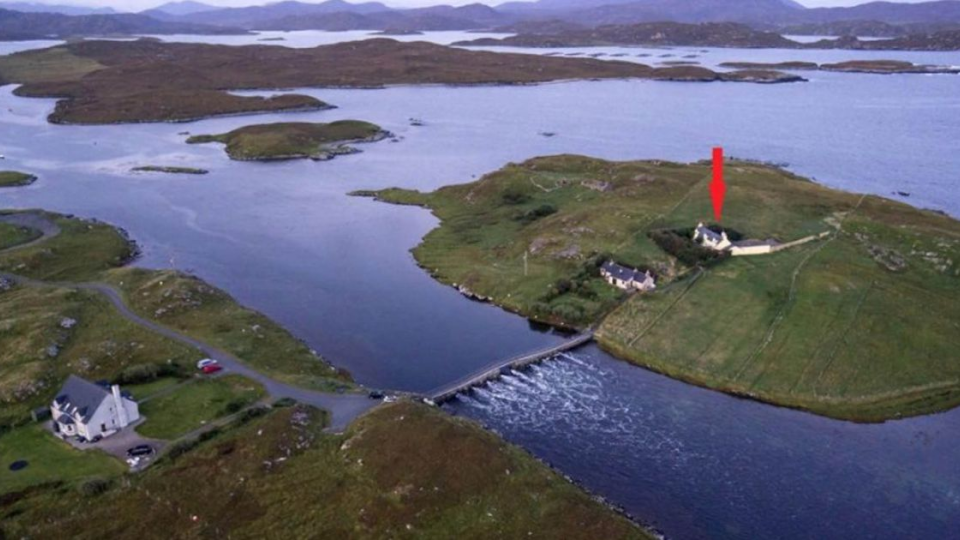 Dom sa nachádza na ostrove v súostroví Vonkajšie Hebridy.
