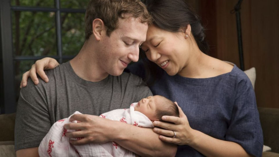 Na snímke sú zakladateľ sociálnej siete Facebook Mark Zuckerberg, jeho manželka Priscilla Chanová a ich prvý potomok, dcéra Maxima.