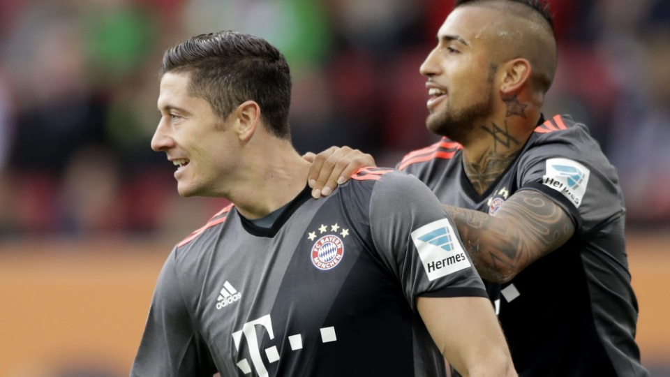 Hráč Bayernu Mníchov Robert Lewandowski (vľavo) sa raduje z gólu so spoluhráčom Arturom Vidalom. 