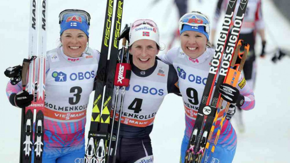  Víťazná nórska bežkyňa na lyžiach Marit Björgenová (v strede) pózuje s druhou Fínkou Kristou Pärmäkoskiovou (vľavo) a treťou Fínkou  Kerttu Niskanenovou (vpravo) po pretekoch na 30 km klasickou technikou Svetového pohára v behu na lyžiach v nórskom Osle 12. marca 2017.