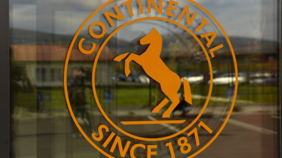Logo spoločnosti Continental na dverách technologického centra spoločnosti Continental AG. 