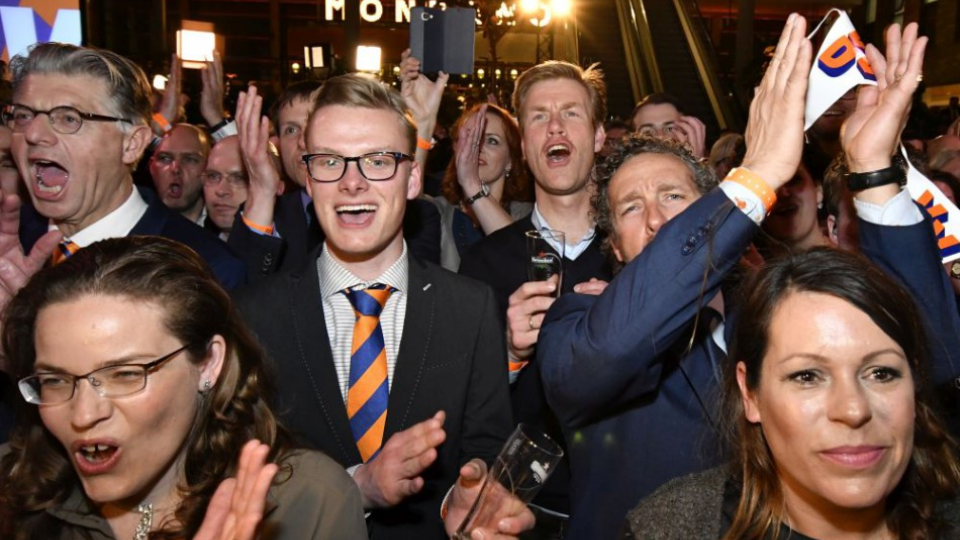 Stúpenci holandského premiéra a lídra Ľudovej strany za slobodu a demokraciu (VVD) Marka Rutteho sa tešia po zverejnení výsledkov exit pollu v parlamentných voľbách v Holandsku v stredu 15. marca 2017.