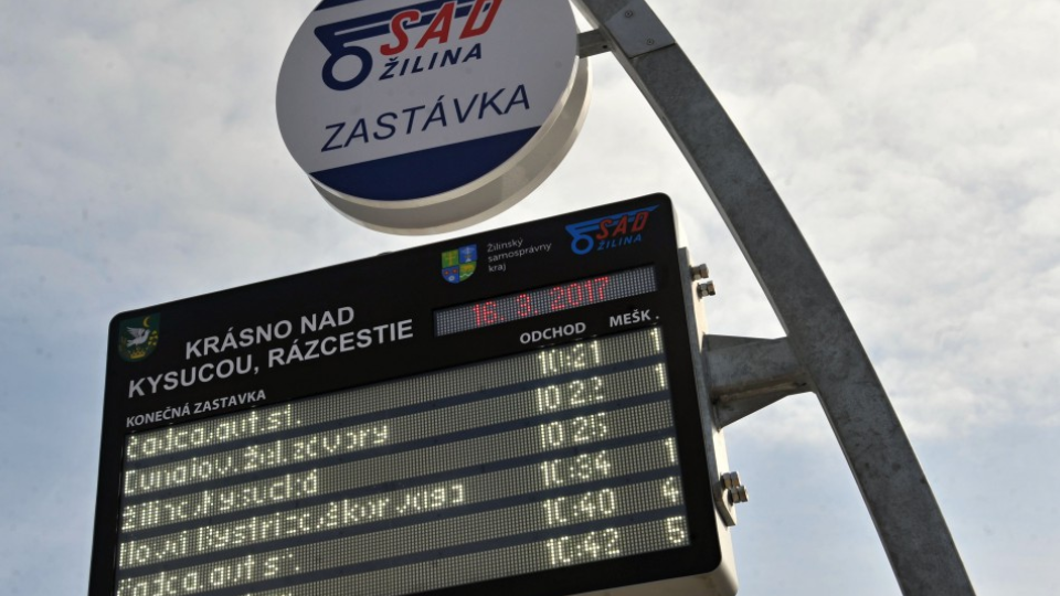 Na snímke autobusová zastávka v Krásne nad Kysucou, ktorá má ako prvá v kraji nainštalovanú elektronickú informačnú tabuľu s odchodom autobusov dňa 16. marca 2017 v Krásne nad Kysucou. 