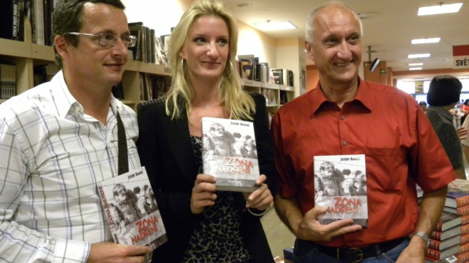 Na archívnej snímke český spisovateľ Michal Viewegh, moderátorka a dcéra Adela Banášová a autor knihy Jozef Banáš.