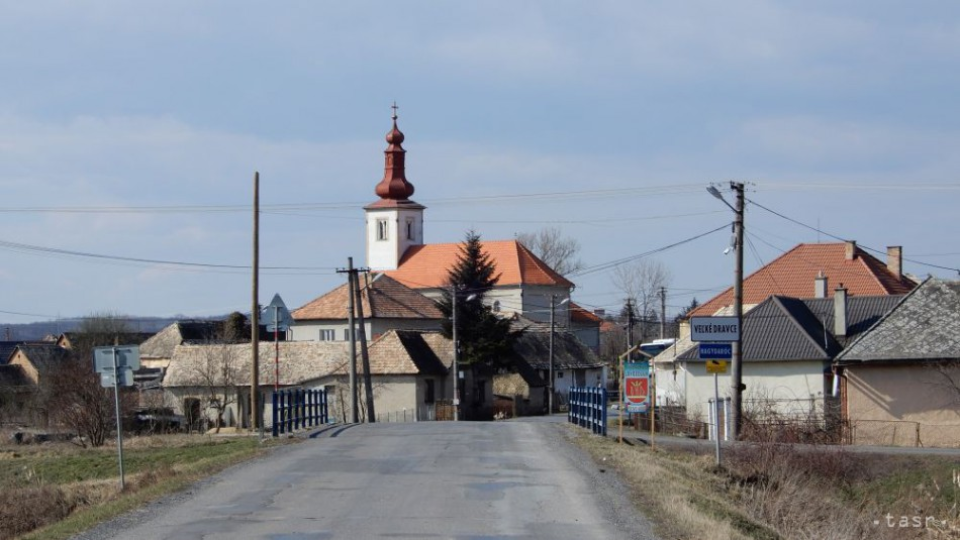 Na snímke vjazd do obce Veľké Dravce v okrese Lučenec dňa 17. marca 2017.
