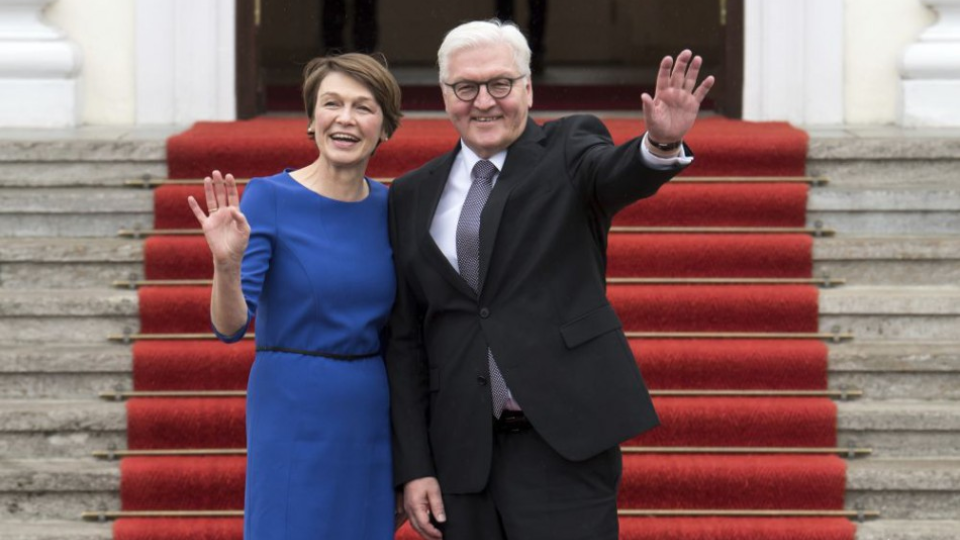 Nastupujúci prezident Nemecka Frank-Waltera Steinmeiera v sprievode manželky Elke Buedenbenderovej, palác Bellevue v Berlíne, Nemecko, nedeľa, 19. marca 2017.