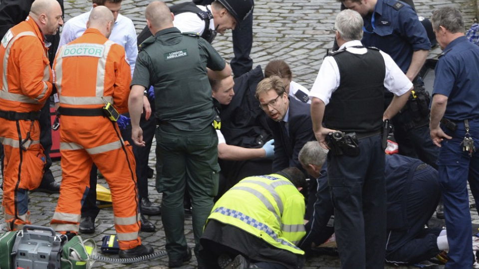 Konzervatívny poslanec Tobias Ellwood (uprostred) pomáha záchranárom neďaleko Westminsterského paláca 22. marca 2017 v Londýne.