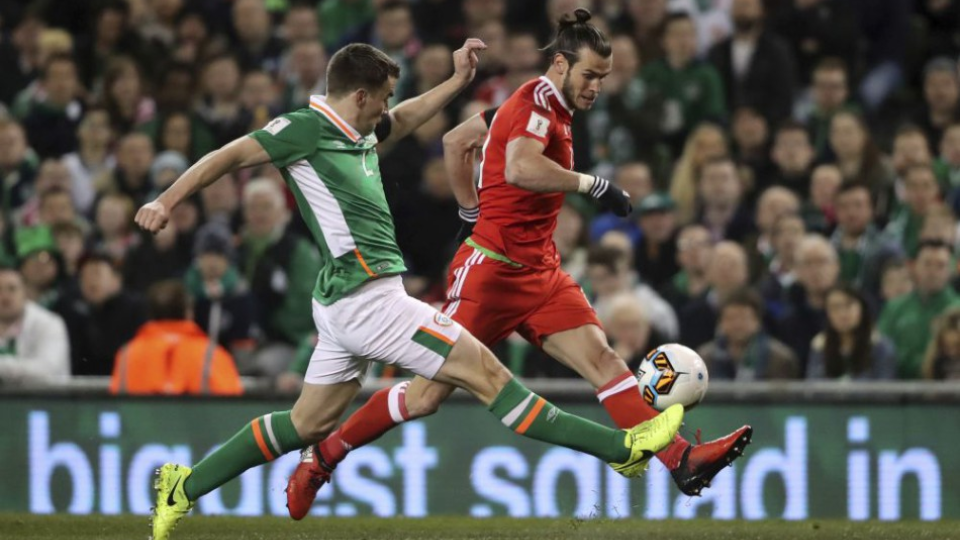 Írsky hráč Seamus Coleman (vľavo) v súboji s Garethom Baleom z Walesu v kvalifikačnom futbalovom zápase na MS 2018  D-skupiny Írsko - Wales v Dubline 24. marca 2017.
