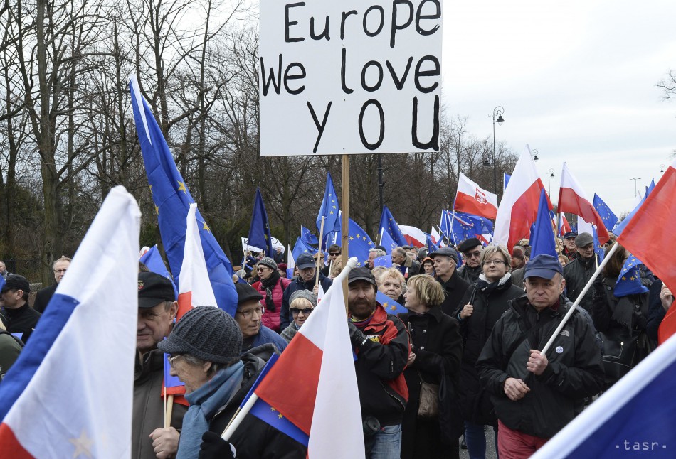 Tisíce Poliakov demonštrovali vo Varšave mávajúc zástavami Európskej únie a Poľska, aby prejavili podporu Únii v čase konania jej summitu v Ríme v deň 60. výročia podpísania zakladajúcich zmlúv európskeho spoločenstva v sobotu 25. marca 2017.