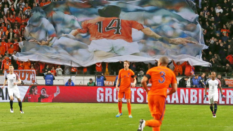 Archívna snímka, v 14. minúte  sa priateľský zápas medzi Holandskom a Francúzskom na chvíľu zastavil na pamiatku zosnulej futbalovej legendy Johana Cruyffa, ktorý na chrbte nosil dres s číslom 14. 