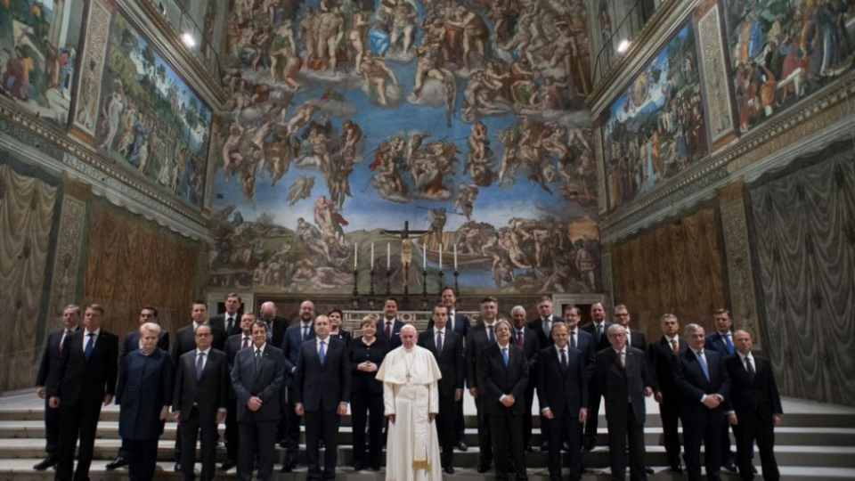 Pápež František (uprostred) pózuje s lídrami EÚ počas spoločnej audiencie lídrov členských krajín Európskej únie vo Vatikáne 24. marca 2017 pred summitom EÚ pri príležitosti 60. výročia podpisu Rímskej deklarácie. 