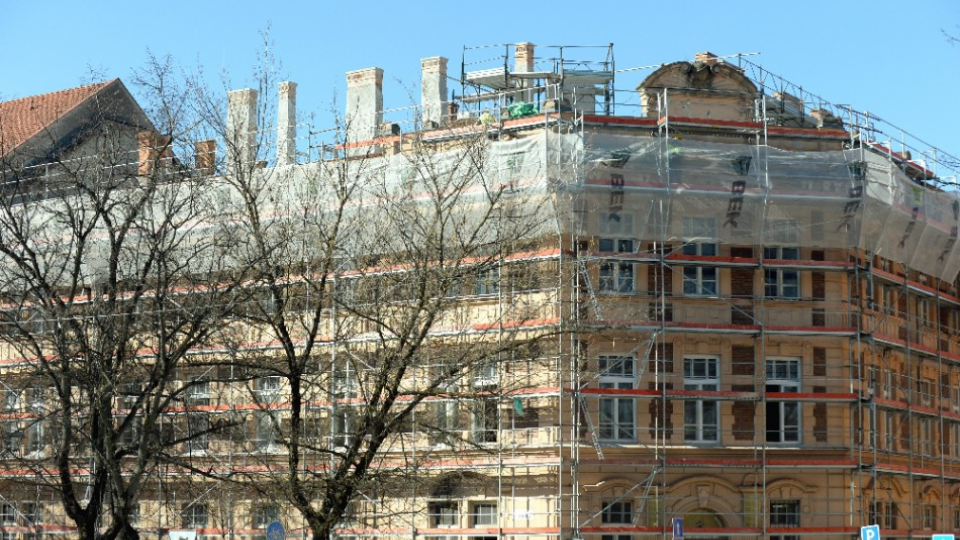 Kontrolný deň na oprave budovy Prírodovedeckej fakulty Univerzity Pavla Jozefa Šafárika v Košiciach 28. marca 2017, ktorú zachvátil rozsiahly požiar 9. decembra 2016. Požiar zničil celú strechu a poškodil štyri posluchárne, sedem výučbových a 11 výskumných laboratórií, všetky kancelárskej priestory, výpočtovú technika a rôzne prístroje a technológie využívané na výučbu a vedecko-výskumné účely.