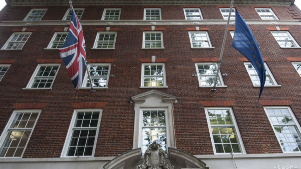 Zástava EÚ (vpravo) a britská zástava vejú pred Európskym domom v Londýne 22. júna 2016.