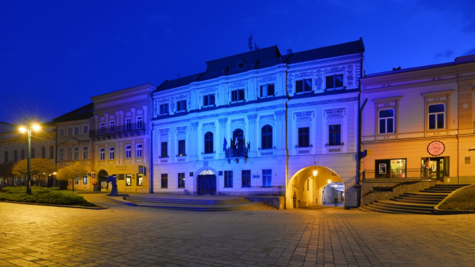 Na archívnej snímke modrou farbou osvietená budova radnice Mestského úradu na Hlavnej ulici v Prešove