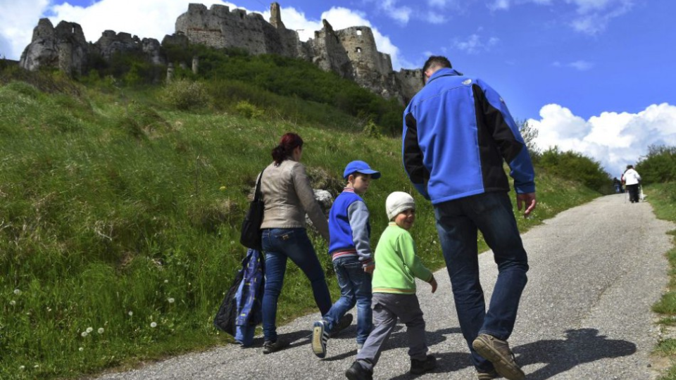 Na archívnej snímke rodina kráča po ceste k Spišskému hradu.