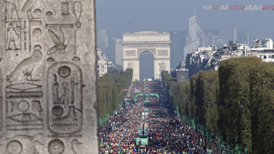 Účastníci tradičného nedeľňajšieho maratónu v Paríži 9. apríla 2017.