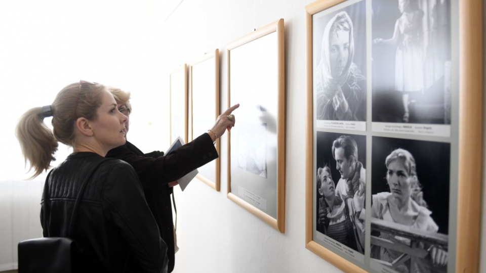 Návštevníci si prezerajú fotografie z divadelných hier, na ktorých je herečka Emília Došeková, ktorá odhalila tabuľku so svojím menom počas 20. ročníka festivalu Aničky Jurkovičovej, kde si prevzala ocenenie Kvet Tálie, 9. apríla 2017 v Novom Meste nad Váhom. 