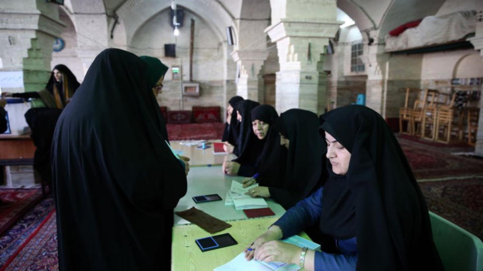 Archívna snímka. Iránske voličky hlasujú vo volebnej miestnosti v Kóme počas parlamentných volieb v Iráne v piatok 26. februára 2016.