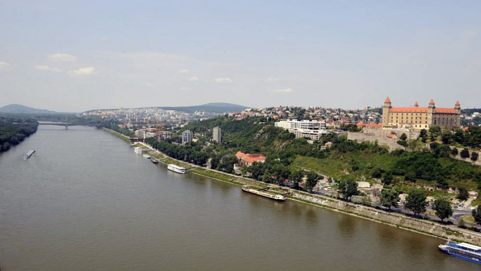 Na ilustračnej snímke Bratislavský hrad a Dunaj.