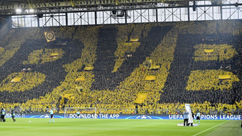 Na snímke fanúšikovia Borussie vytvorili iniciálky svojho klubu na tribúne pred prvým zápasom štvrťfinále Ligy majstrov vo futbale Borussia Dortmund - AS Monako v Dortmunde 12. apríla 2017. 