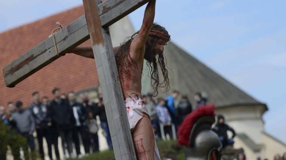 Zo živej krížovej cesty na Veľký piatok v Prešove 14. apríla 2017. Na snímke ukrižovaný Ježiš.