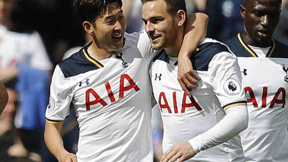 Futbalisti Tottenhamu Hotspur Son Heung-min (vľavo) a Vincent Janssen sa tešia po strelení gólu 