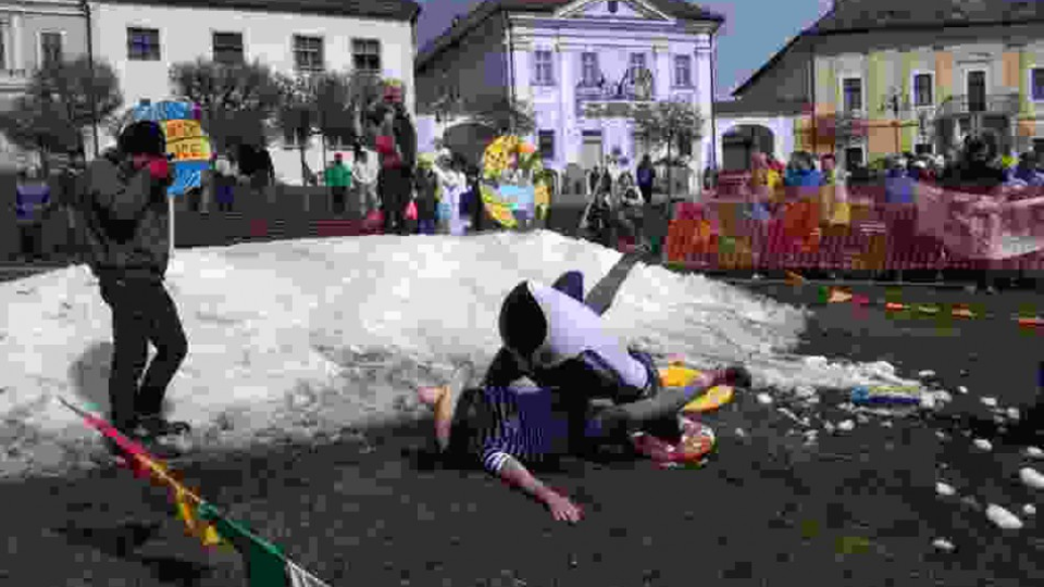 Odvážnym zjazdom z poslednej kopy snehu na kremnickom námestí, schádzali súťažiaci pred odbornú porotu na Veľkonočnom vajci 2017 - 56. ročníku tradičnej karnevalovej rozlúčky so snehom.