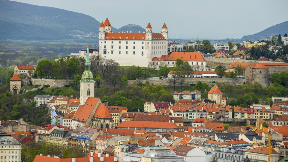 Na snímke pohľad na Bratislavský hrad a pod ním Dóm svätého Martina. 