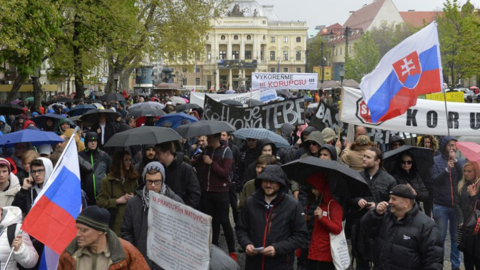 Hviezdoslavovo námestie v Bratislave účastníci pochodu proti korupcii Na snímke pochod proti korupcii na Hviezdoslavovom námestí v Bratislave 18. apríla 2017. 