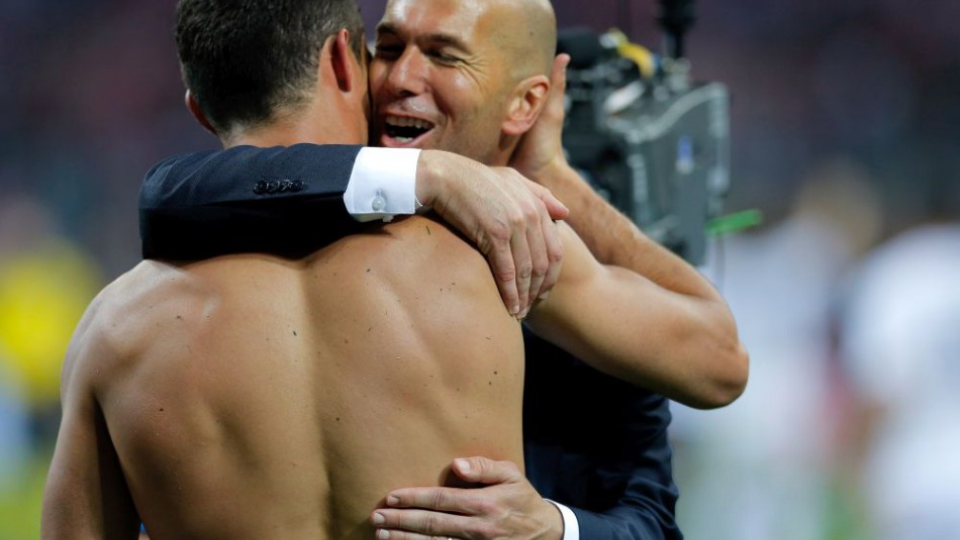 Futbalista Realu Madrid Cristiano Ronaldo a tréner Zinedine Zidane.