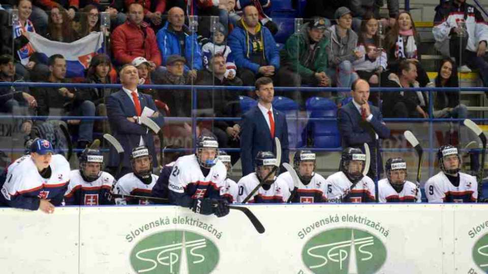 Na snímke striedačka Slovenska, uprostred v pozadí tréner Norbert Javorčík v zápase A-skupiny Kanada - Slovensko na majstrovstvách sveta v hokeji hráčov do 18 rokov na zimnom štadióne v Poprade 15. apríla 2017.