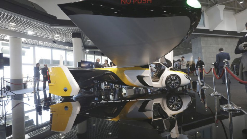 Spoločnosť AeroMobil, ktorá vyvíja lietajúci automobil, predstavila svoj najnovší model na svetovej automobilovej výstave Top Marques Monaco 20. apríla 2017 v Monaku. AeroMobil je lietadlo a zároveň plne funkčné štvorkolesové vozidlo s hybridným pohonom.