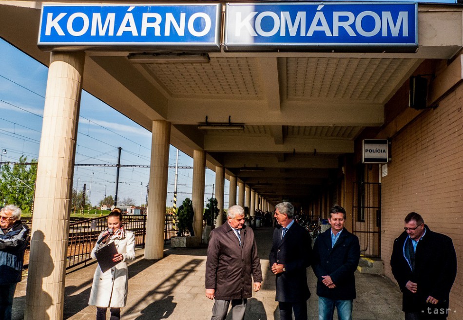 Na snímke minister dopravy a výstavby SR Árpád Érsek (tretí vľavo) a podpredseda Národnej rady SR Béla Bugár (tretí vpravo) sa rozprávajú po odhalení dvojjazyčnej tabule na železničnej stanici v Komárne v piatok 21. apríla 2017.
