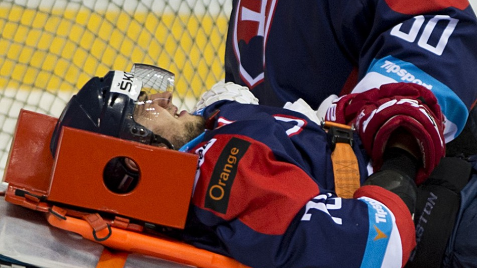 Na snímke zranený slovenský hokejista Július Hudáček v prípravnom medzištátnom hokejovom zápase v rámci Euro Hockey Challenge Slovensko - Fínsko v Bratislave 21. apríla 2017.