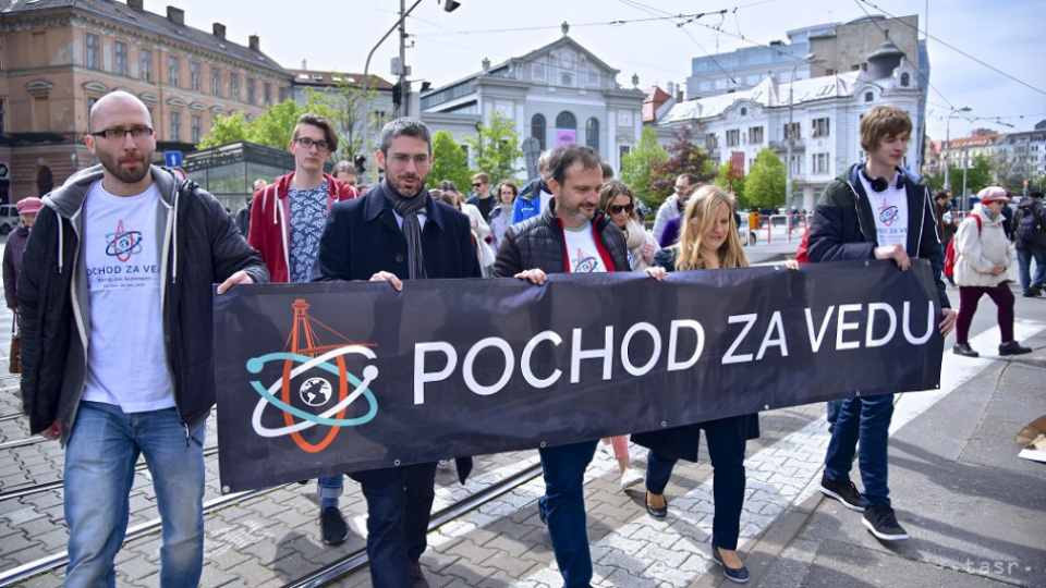 Na snímke účastníci pochodujú s transparentom na Námestí SNP počas podujatia Pochod za vedu, ktoré sa uskutočnilo na Deň Zeme 22. apríla 2017 v Bratislave.