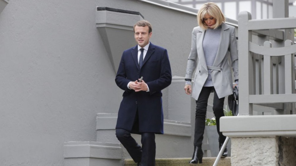 Francúzsky prezidentský kandidát Emmanuel Macron a jeho manželka Brigitte odchádza z domu na hlasovanie v 1. kole prezidentských volieb 23. apríla 2017 v Touquete.  Francúzi si dnes v prvom kole prezidentských volieb vyberajú novú hlavu štátu. Viac ako 47 miliónov voličov bude mať na výber z 11 kandidátov. Ak ani jeden z 11 kandidátov nezíska nadpolovičnú väčšinu hlasov, čomu nasvedčujú aj prieskumy, dvaja najúspešnejší z nich postúpia do druhého kola, ktoré sa bude konať 7. mája.