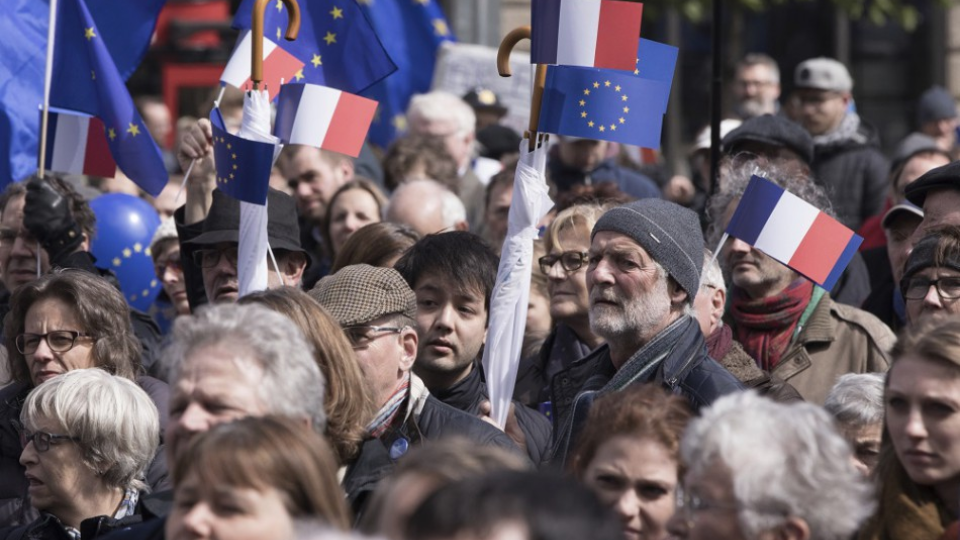 Tisíce ľudí demonštrovalo v Berlínev deň francúzskych volieb, aby podporili jednotnú Európu.