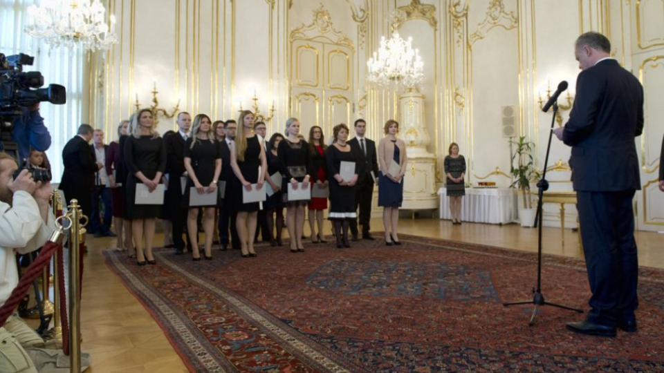 Na snímke vpravo prezident SR Andrej Kiska vymenoval sudcov bez časového obmedzenia v Bratislave 24. apríla 2017.