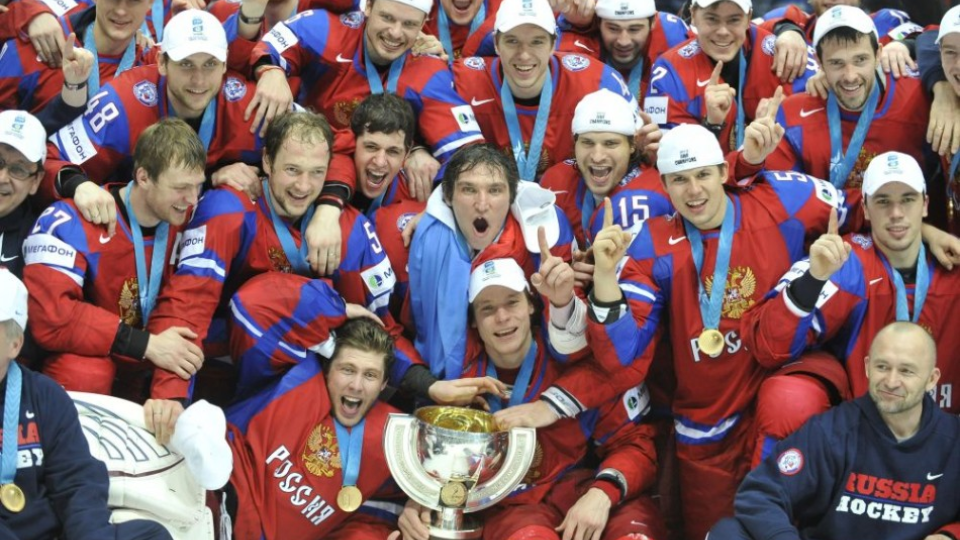 Ruskí hokejoví reprezentanti pózujú s pohárom pre víťaza svetového hokejového šampionátu v Helsinkách, archívna snímka.